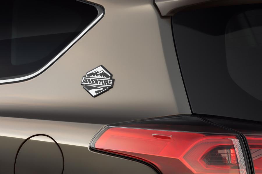 Детали экстерьера Toyota RAV4 Adventure 2017 года  (CIS) (фото 3 из 8)